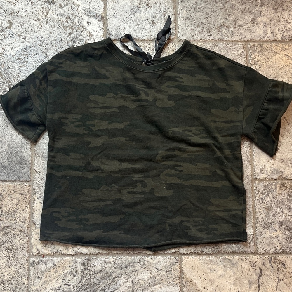 Sanctuary M camouflage top with back tie and flutter sleeve